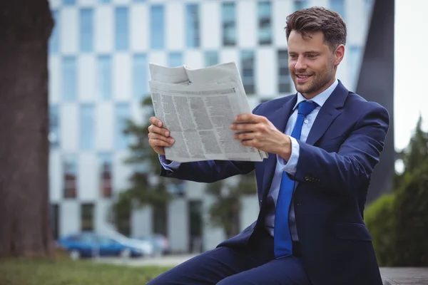 Pohledný podnikatel čtení noviny — Stock fotografie