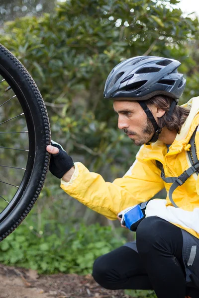 Mannelijke biker herstel mountainbike — Stockfoto