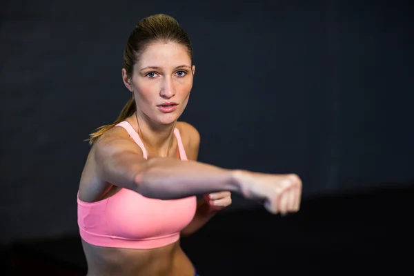 Mulher praticando boxe no estúdio de fitness — Fotografia de Stock