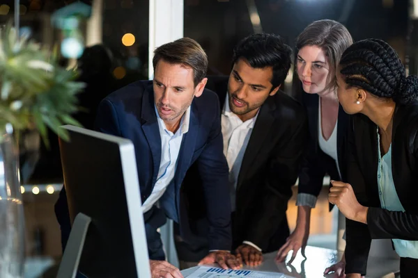 Grupp av företagare tittar på en dator — Stockfoto