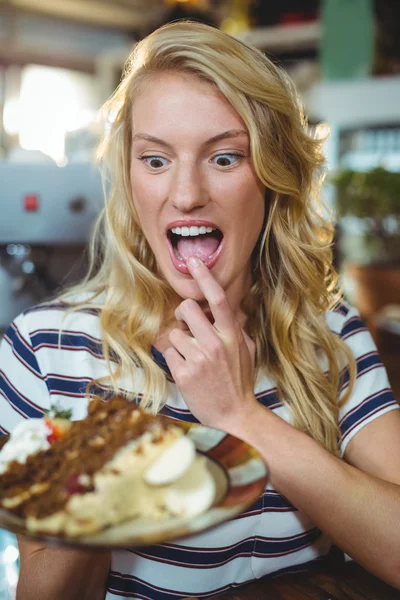 Woman holding plate of desserts — Stock Photo, Image