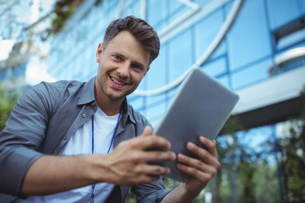 Executivo de negócios usando tablet digital — Fotografia de Stock