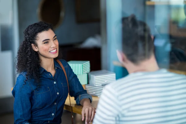 Smiling young couple interacting — Stock Photo, Image