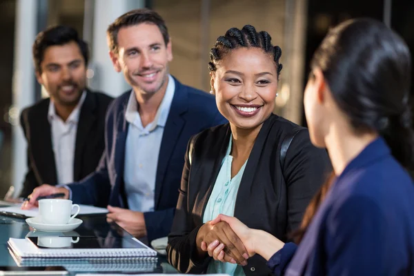 Businesswoman shaking hands with colleague — Stock Photo, Image