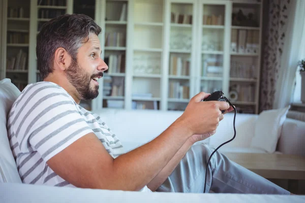 Father playing video game — Stockfoto