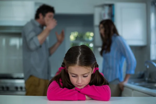 Sconvolto ragazza seduta mentre coppia avendo discussione — Foto Stock