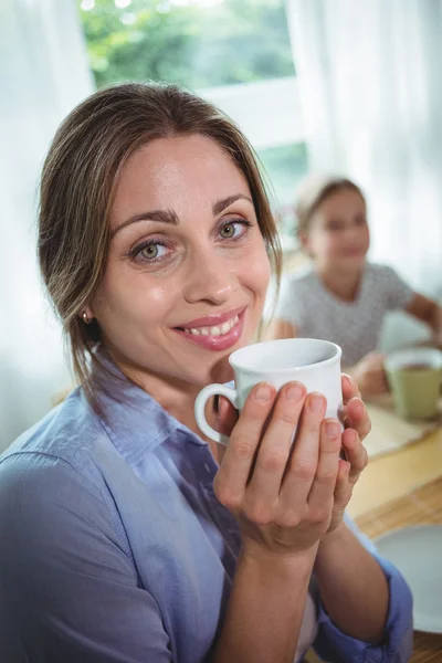 Sorrindo mulher tomando café — Fotografia de Stock