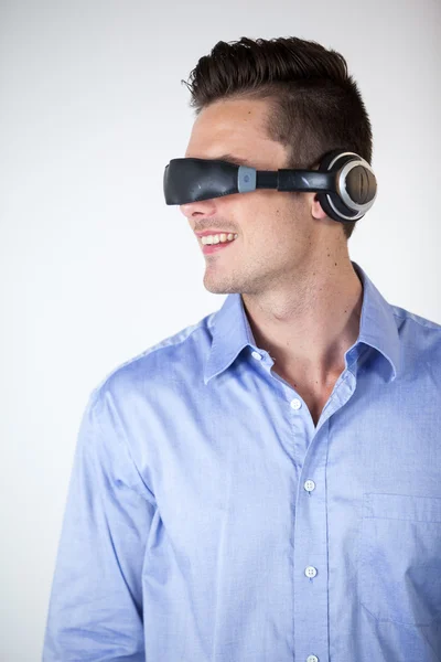 Ο άνθρωπος χρησιμοποιεί εικονικό video γυαλιών — Φωτογραφία Αρχείου