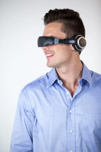 Hombre usando gafas de vídeo virtuales —  Fotos de Stock