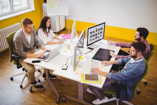 Redattori che lavorano presso l'ufficio creativo — Foto Stock