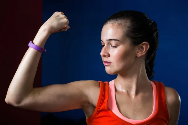 Женщина сгибает мышцы в спортзале — стоковое фото