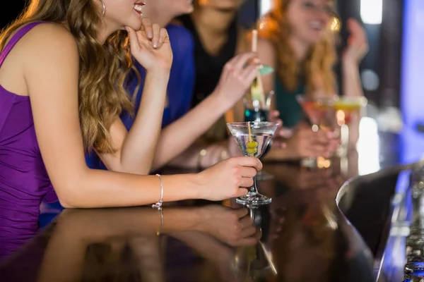 Femme prenant un verre de cocktail — Photo