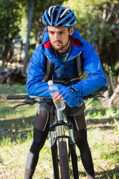 Ciclista de montaña macho de pie con bicicleta — Foto de Stock