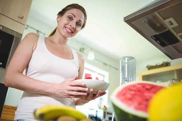 Woman holding a plate of watermelon — Stockfoto