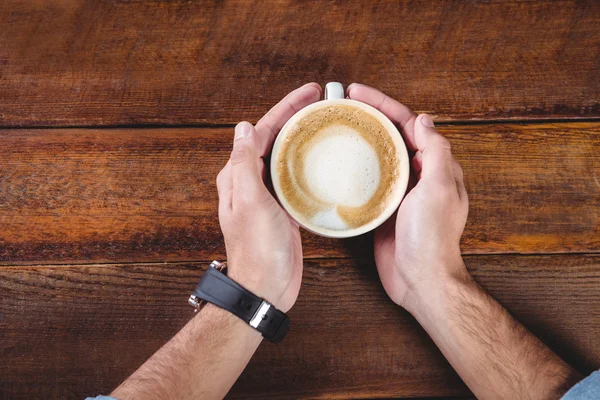 Handen houden koffiekopje — Stockfoto