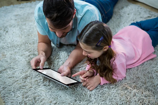 Far och dotter använder tablet — Stockfoto