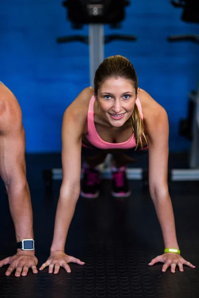 Atleta haciendo flexiones — Foto de Stock