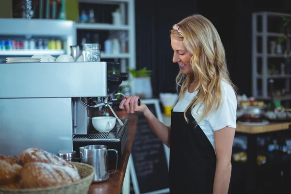 Servírka tvorby šálek kávy — Stock fotografie