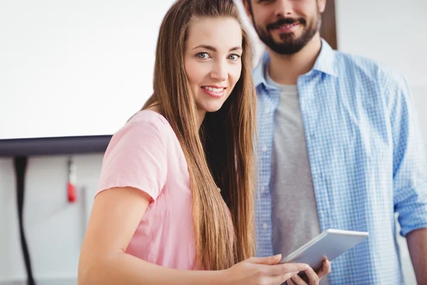 Bello redattore con collega a ufficio creativo — Foto Stock