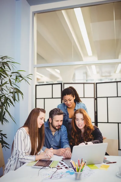 Stijlvolle business mensen gebruik van laptop — Stockfoto