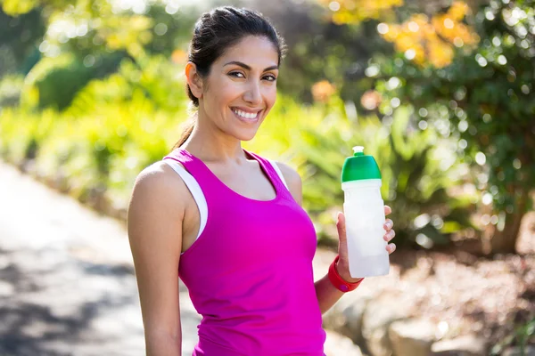 Jogger boire de l'eau tout en faisant une pause — Photo