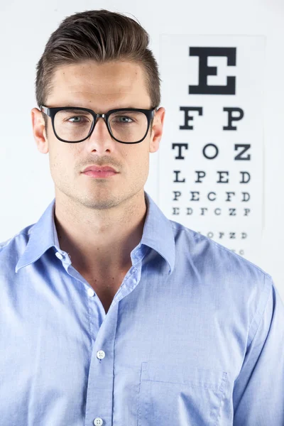 Férfi viselt szemüveg-val szem diagram — Stock Fotó