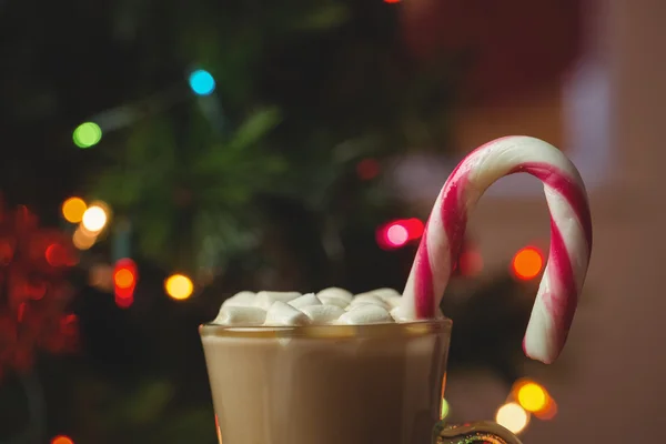 Šálek kávy s marshmallow a candy cane — Stock fotografie