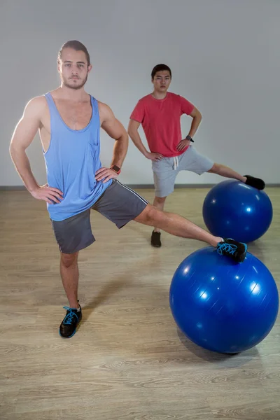 Homens exercitando com bola de exercício — Fotografia de Stock