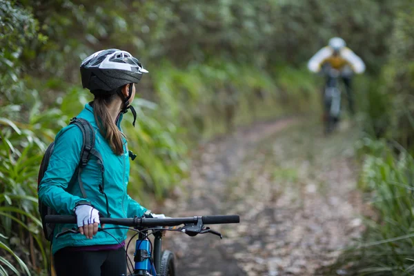 バイクの男性を待っている女性バイカー — ストック写真