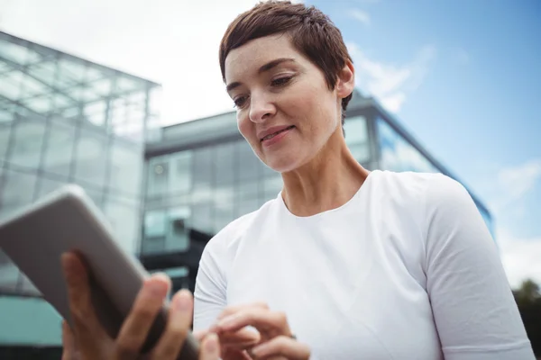 Femeie de afaceri care utilizează tabletă digitală — Fotografie, imagine de stoc