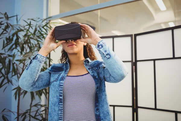 Manager genießen Virtual-Reality-Headset — Stockfoto