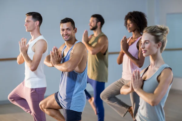 Personas que realizan yoga — Foto de Stock