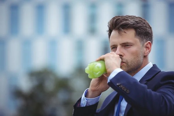 Handsome businessman drinking juice — ストック写真