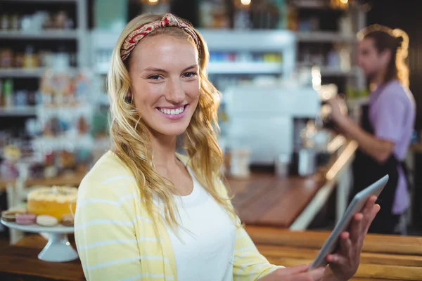 Vrouw die digitale tablet gebruikt — Stockfoto