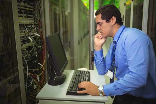 Técnico que trabalha no computador pessoal — Fotografia de Stock