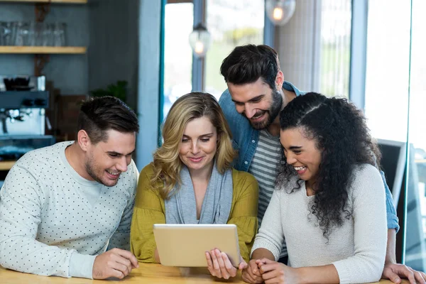 Freunde nutzen digitales Tablet — Stockfoto