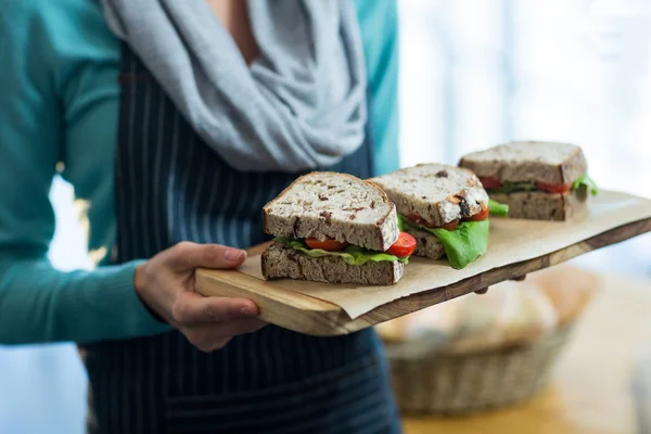 Servitrisen anläggning bricka med smörgåsar — Stockfoto