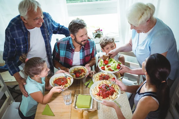 Yaşlı kadın yemek ailesine hizmet — Stok fotoğraf