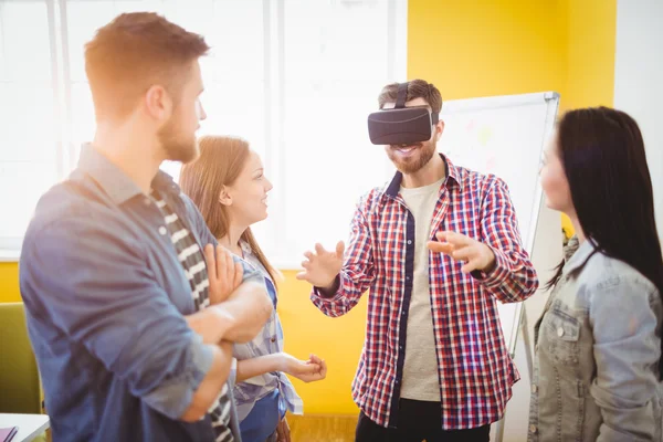 Mitarbeiter trägt Virtual-Reality-Headset — Stockfoto