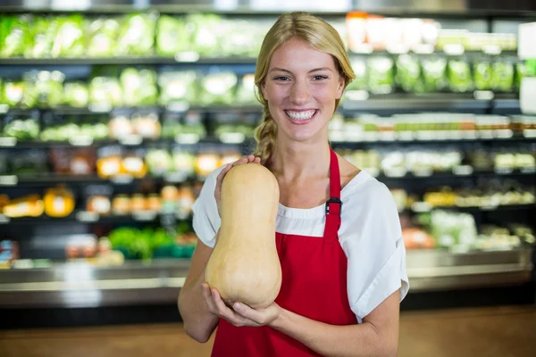 Mitarbeiter halten Gemüse in Bio-Abteilung — Stockfoto