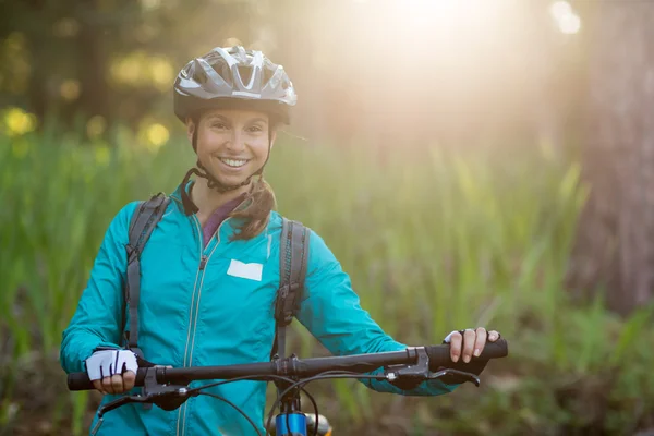 Feminino motociclista com bicicleta de montanha — Fotografia de Stock