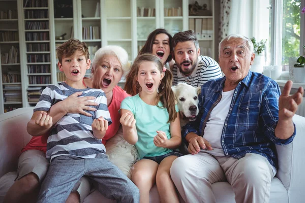 Televisie kijken met het gezin — Stockfoto