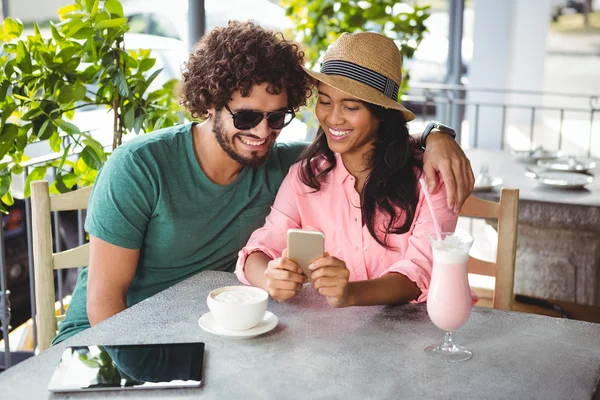 Paar schaut aufs Handy — Stockfoto