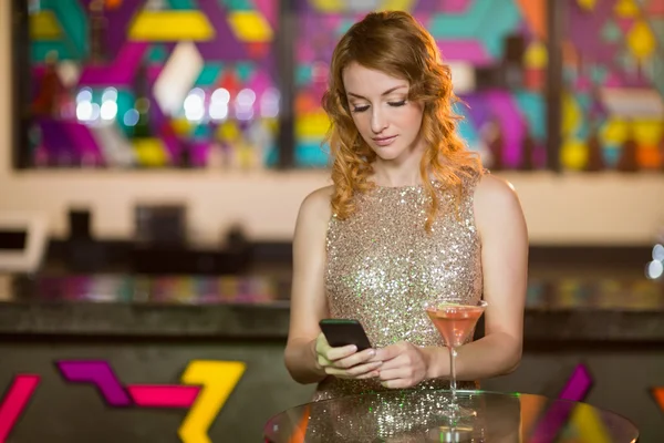 Young woman using mobile phone — Stock Photo, Image