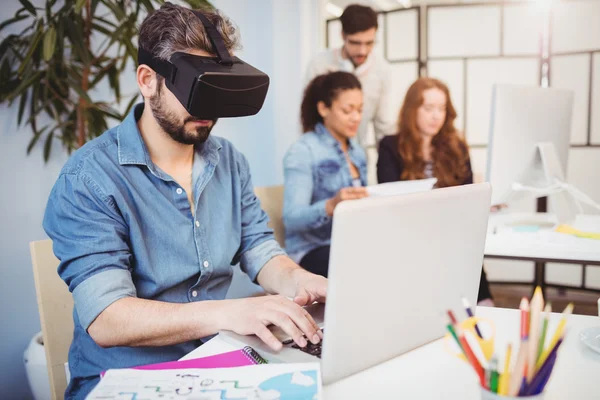 Geschäftsmann trägt Virtual-Reality-Headset — Stockfoto