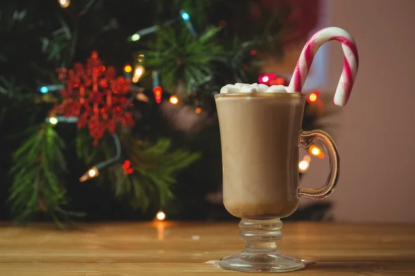 Tazza di caffè con marshmallow e canna da zucchero — Foto Stock