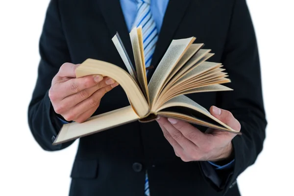 Mid sectie van zakenman flips door de pagina's van een boek — Stockfoto