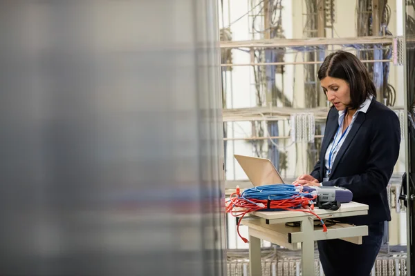 Techniker arbeitet am Laptop — Stockfoto