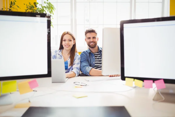 Glückliche Grafiker am Schreibtisch — Stockfoto