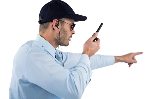 Oficial de segurança falando sobre walkie-talkie — Fotografia de Stock